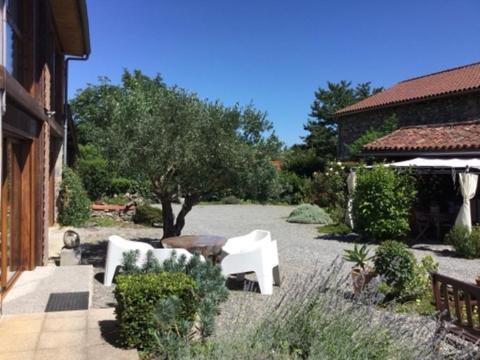 Loft Atypique Bed & Breakfast Villeneuve-de-Riviere Exterior photo