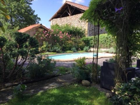 Loft Atypique Bed & Breakfast Villeneuve-de-Riviere Exterior photo
